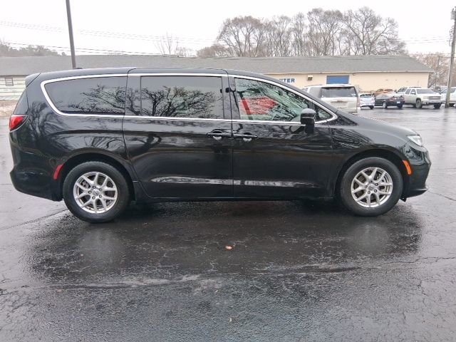 Used 2024 Chrysler Pacifica Touring-L image 6