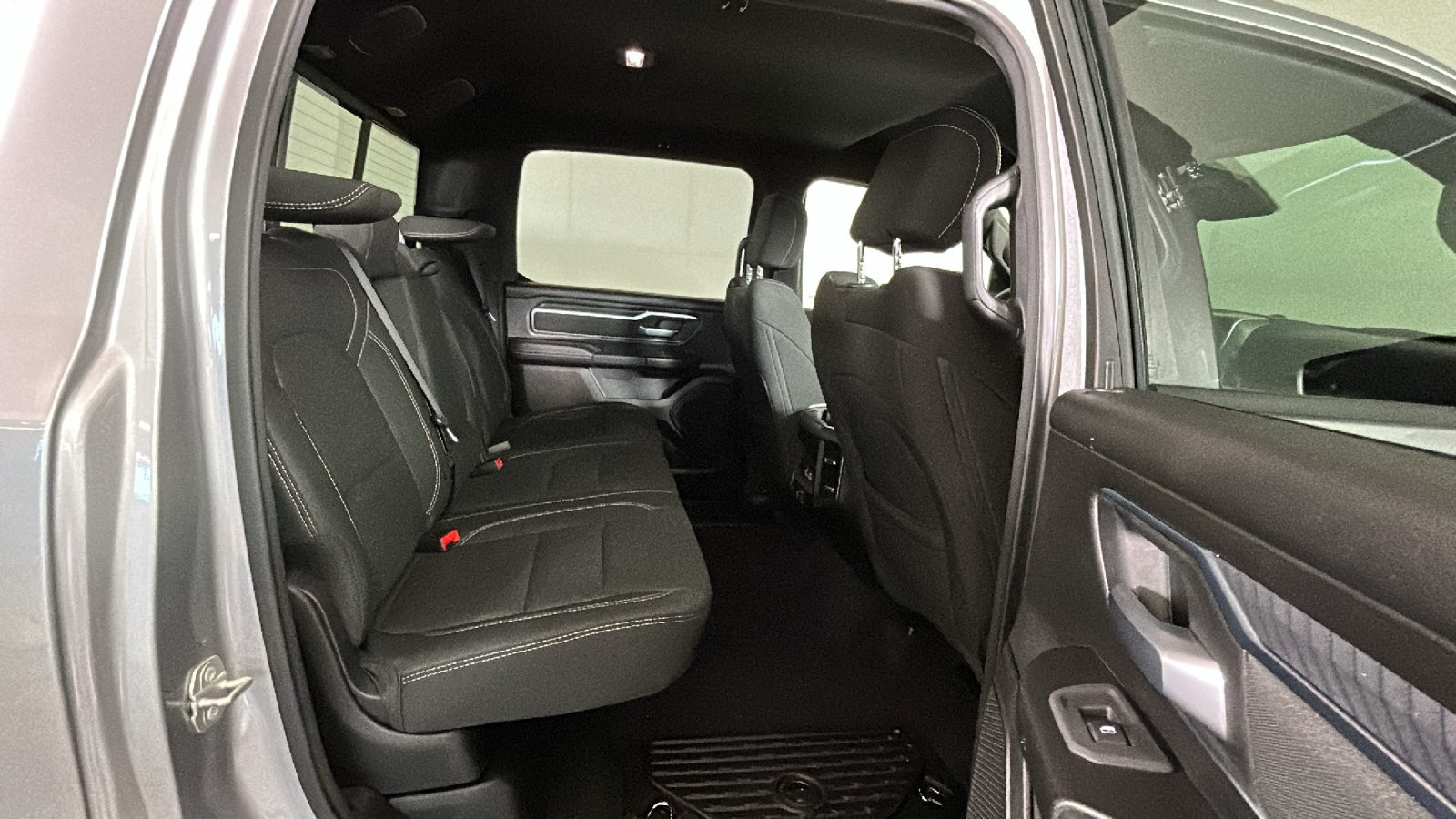Used 2025 RAM 1500 4x4 Crew Cab image 34