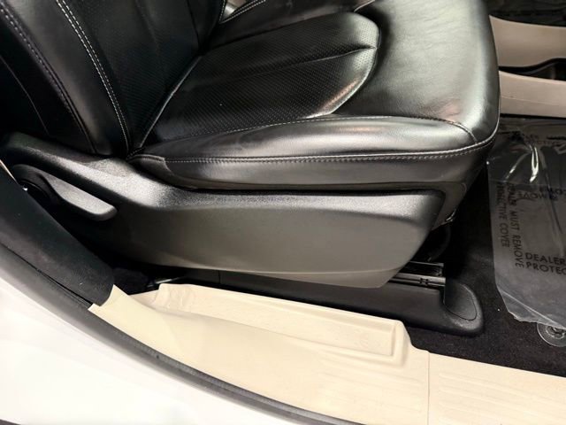 Used 2023 Chrysler Pacifica Touring-L image 23