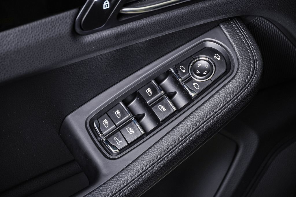 Certified 2024 Porsche Macan AWD/4WD image 26
