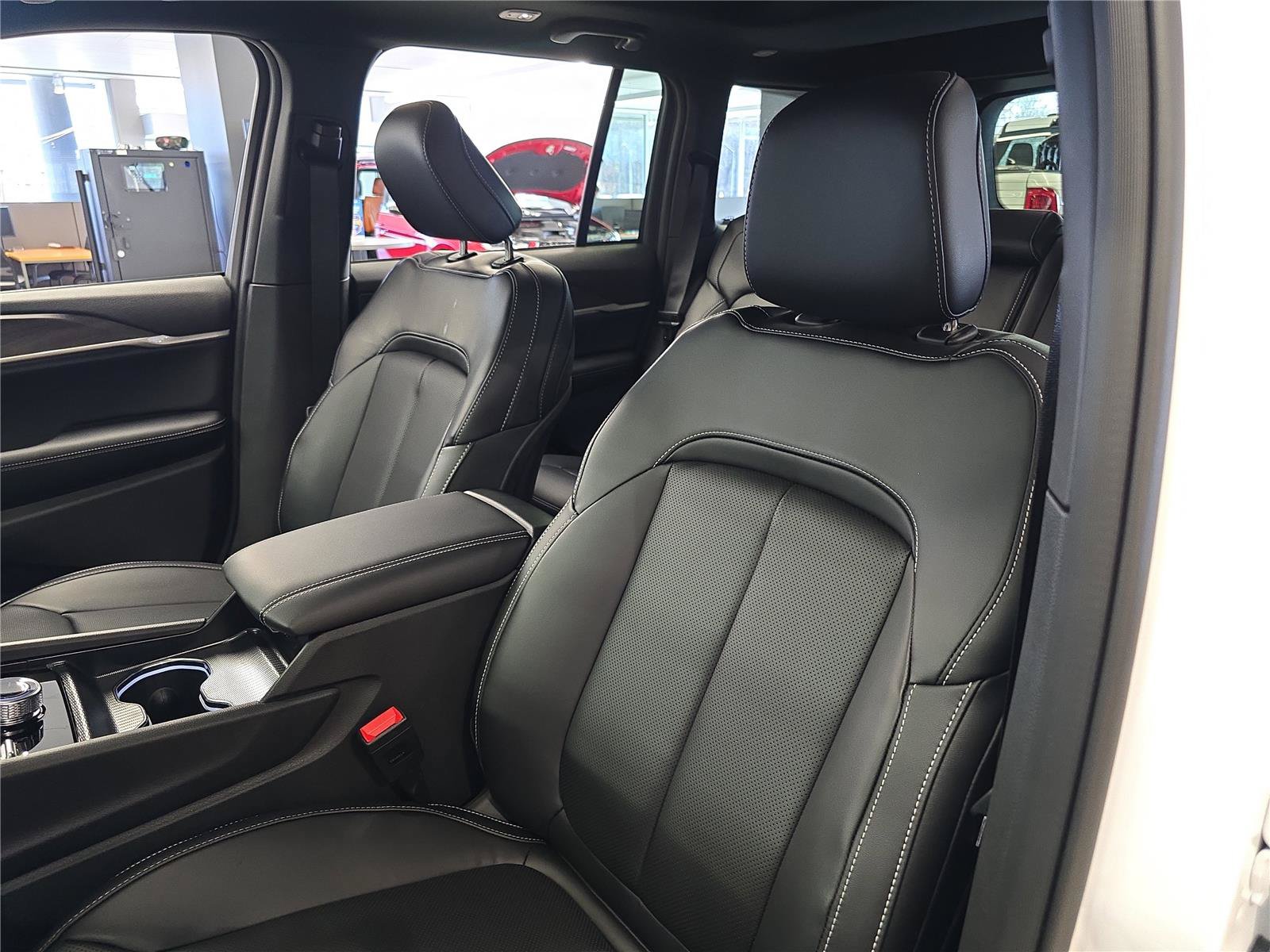New 2026 Jeep Grand Cherokee Limited w/ Luxury Tech Group II AWD/4WD image 19