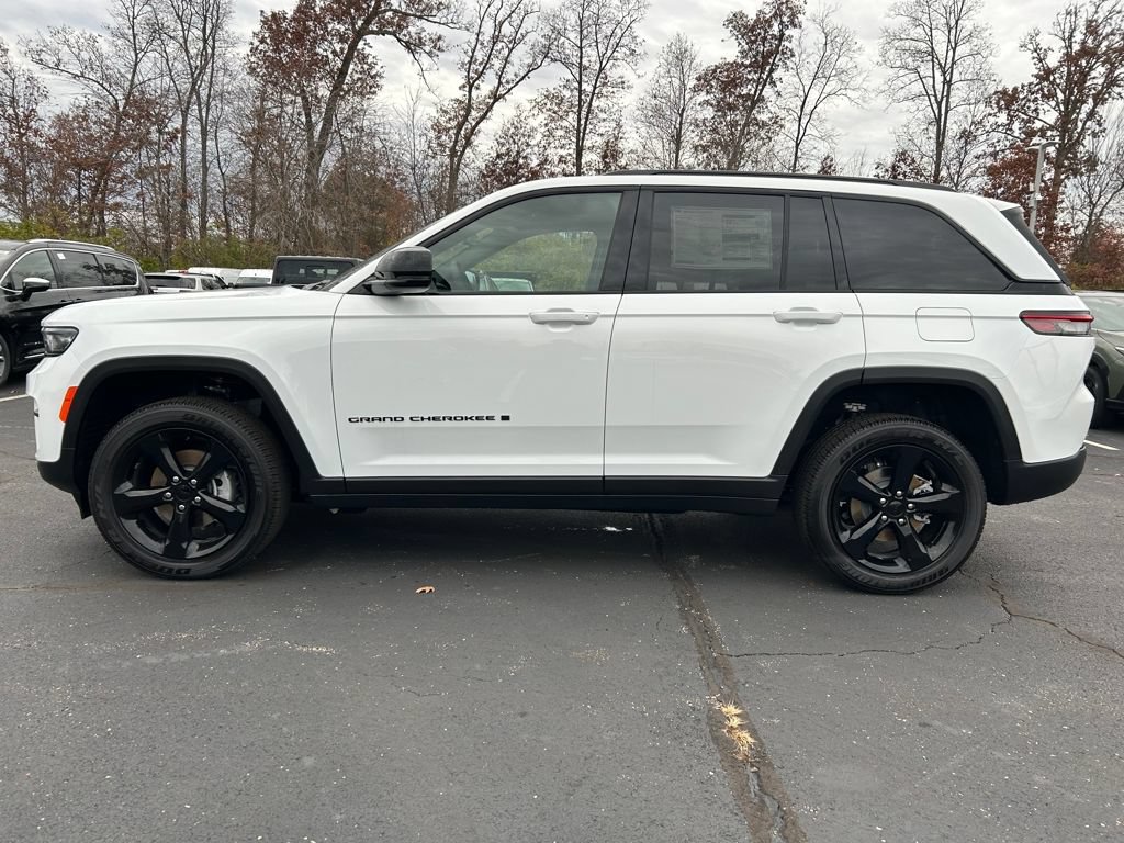 New 2025 Jeep Grand Cherokee Altitude AWD/4WD image 4
