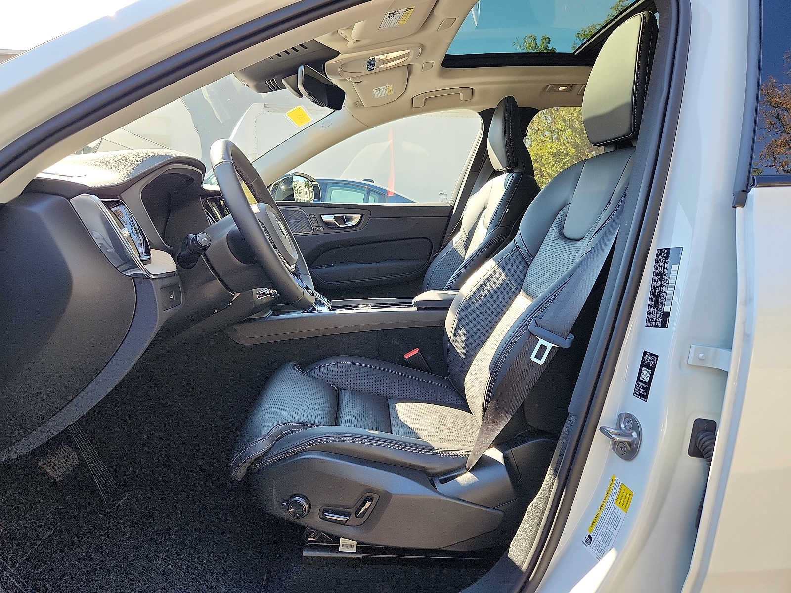 Used 2027 Volvo XC60 B5 Ultra AWD/4WD image 13