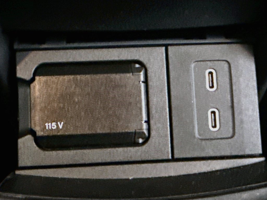 Used 2024 Mercedes-Benz GLB 250 image 40