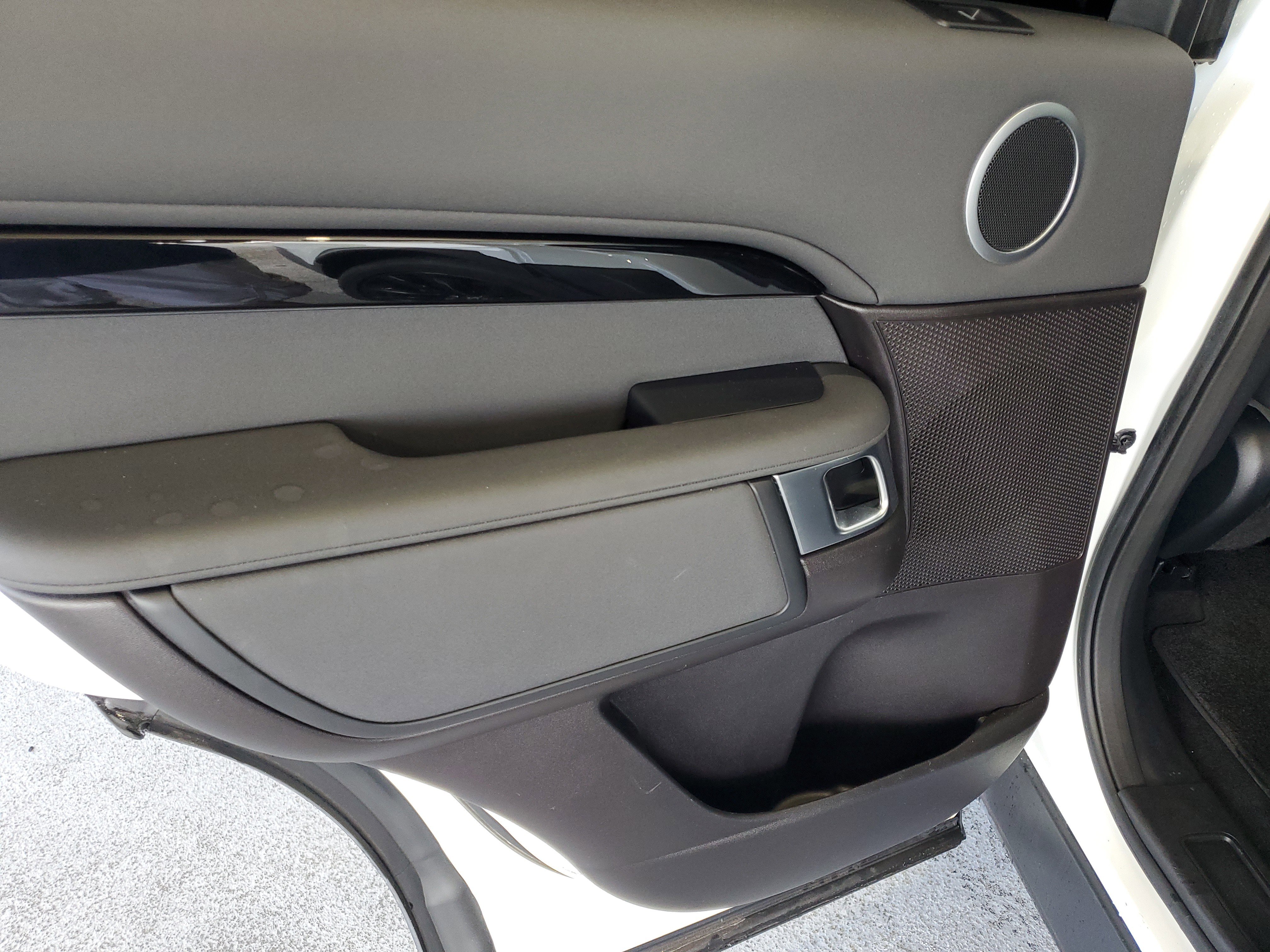 Used 2018 Land Rover Discovery SE AWD/4WD image 14