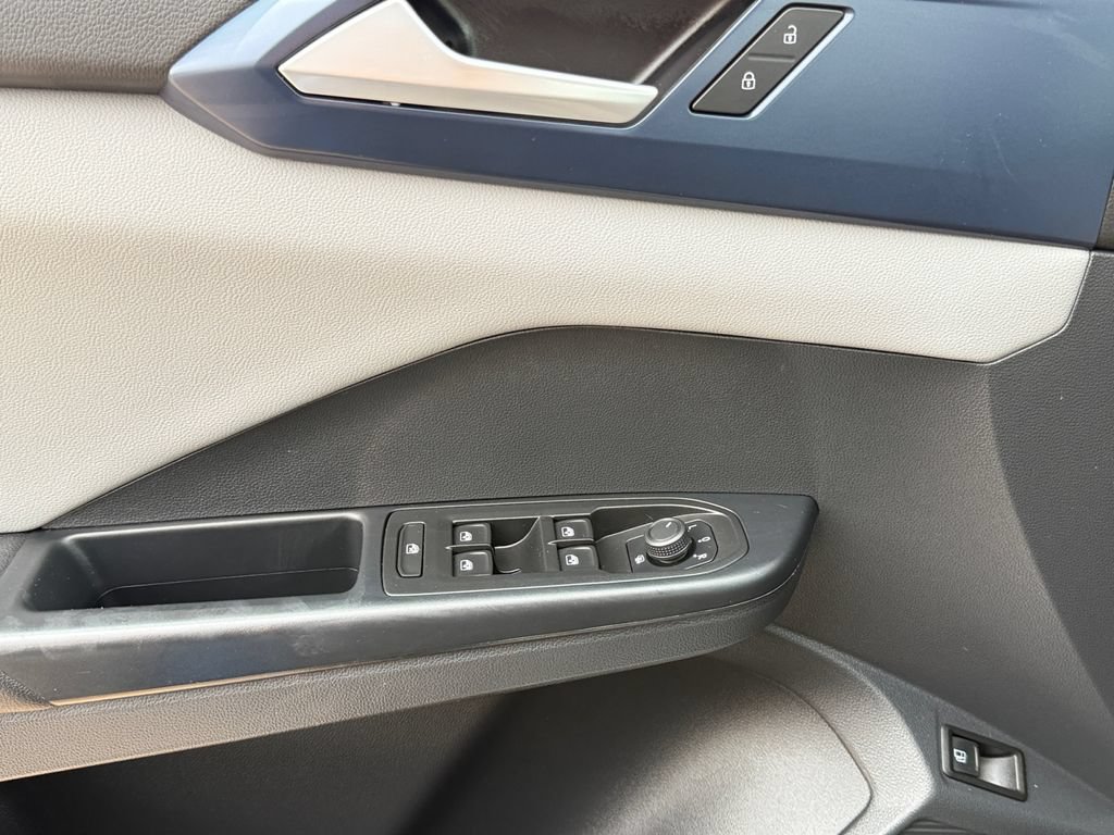 Used 2023 Volkswagen Taos SE w/ Panoramic Sunroof Package FWD image 11