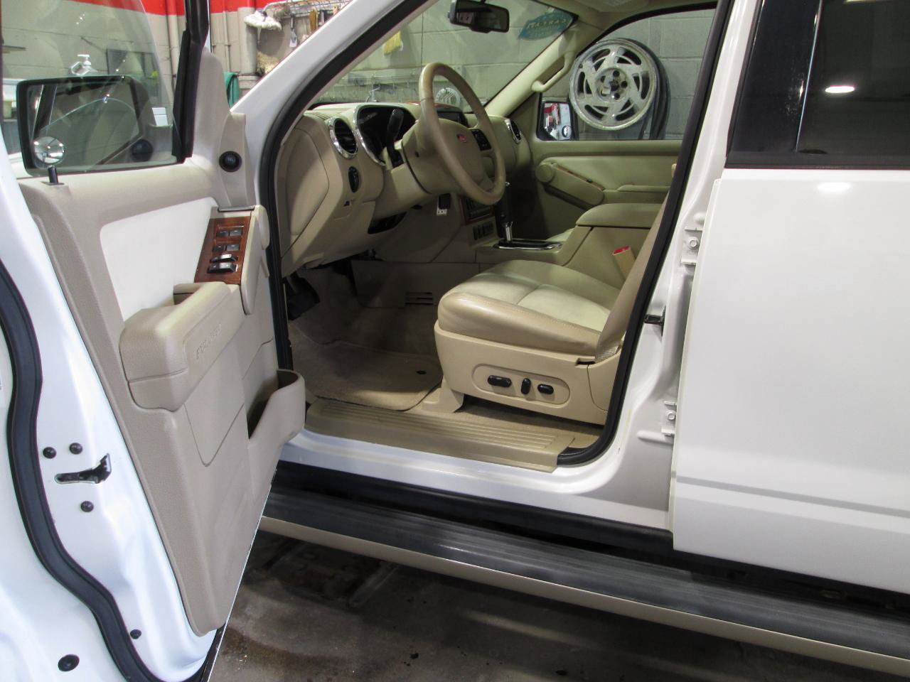Used 2008 Ford Explorer Eddie Bauer AWD/4WD image 15