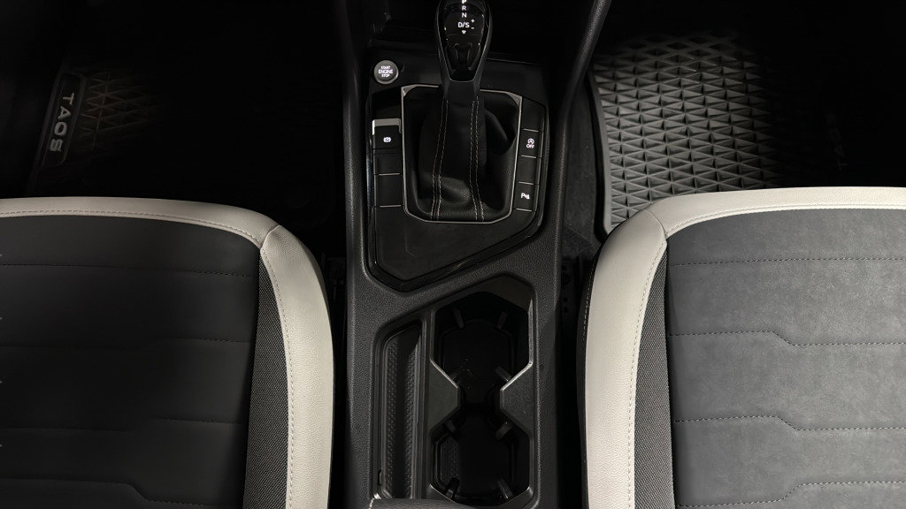 Certified 2025 Volkswagen Taos SE image 36