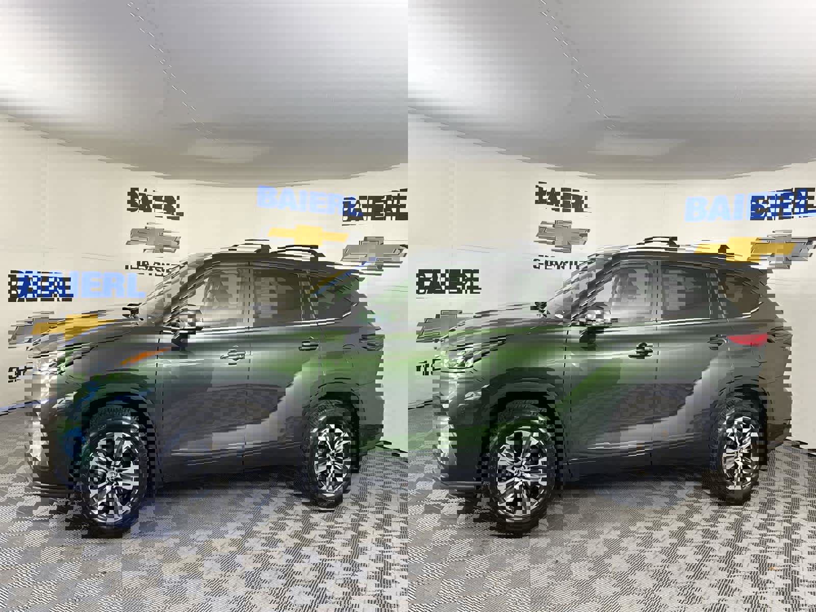 Used 2023 Toyota Highlander XLE image 2