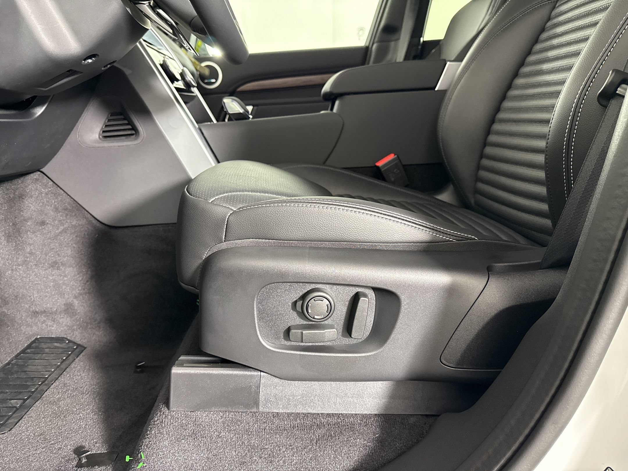 New 2026 Land Rover Discovery S AWD/4WD image 15