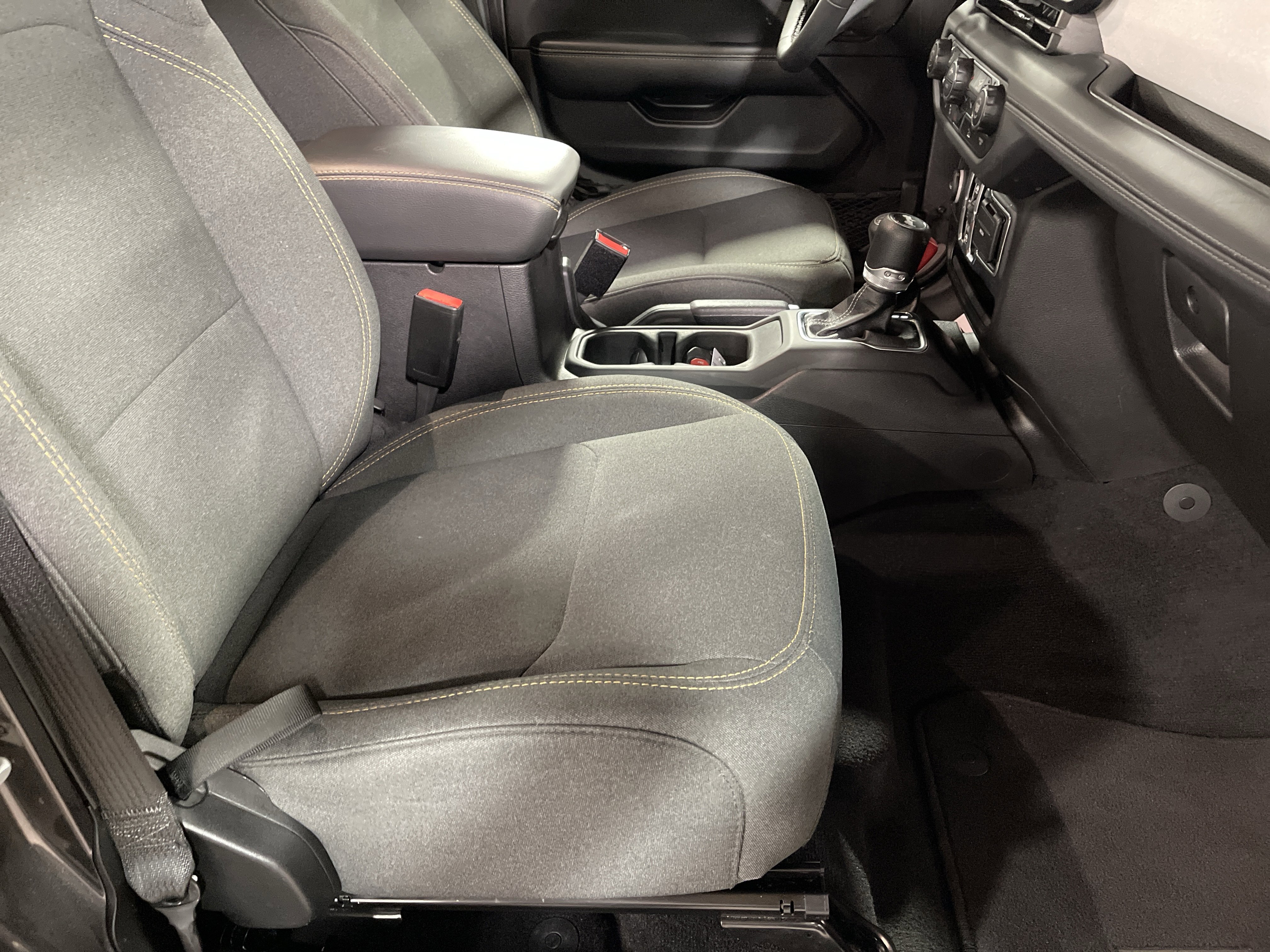 Used 2025 Jeep Wrangler Sahara image 12