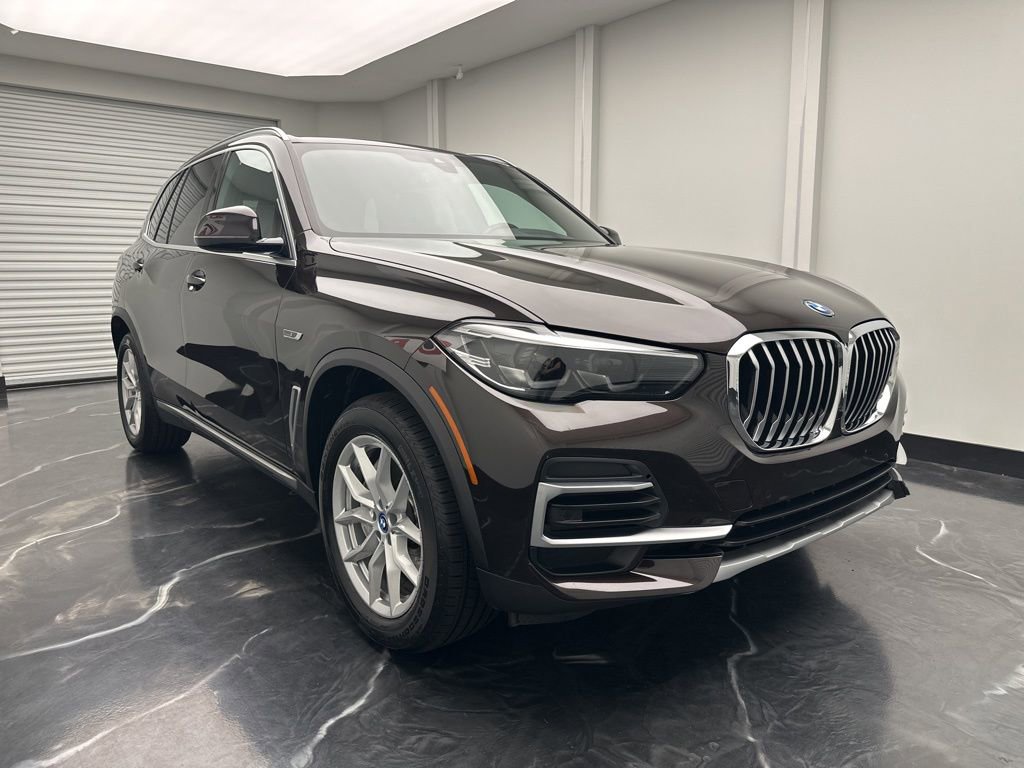 Used 2023 BMW X5 xDrive45e image 2
