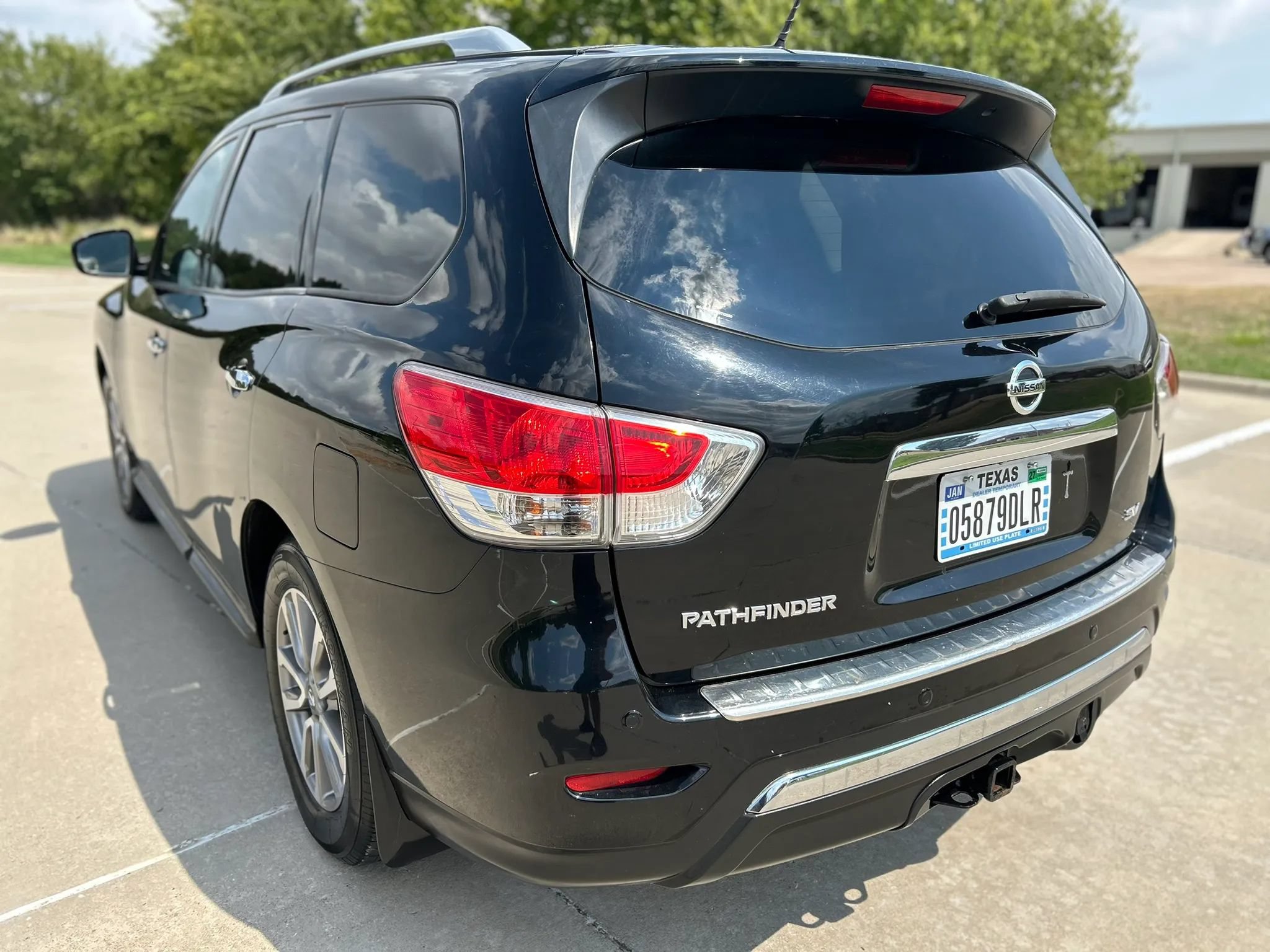 Used 2014 Nissan Pathfinder SV w/ Trailer Tow Package FWD image 8