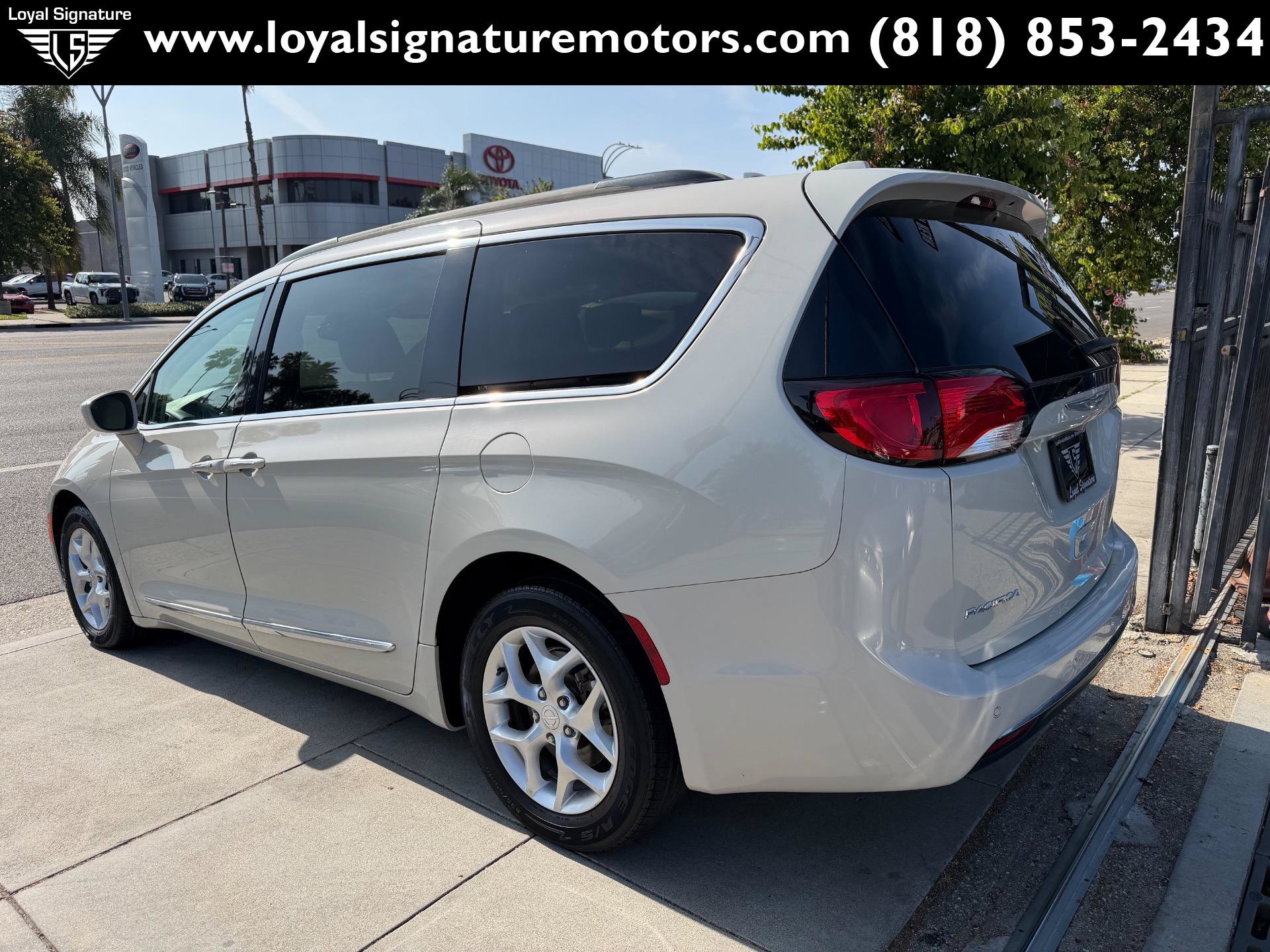 Used 2017 Chrysler Pacifica Touring-L w/ Tire & Wheel Group FWD image 5