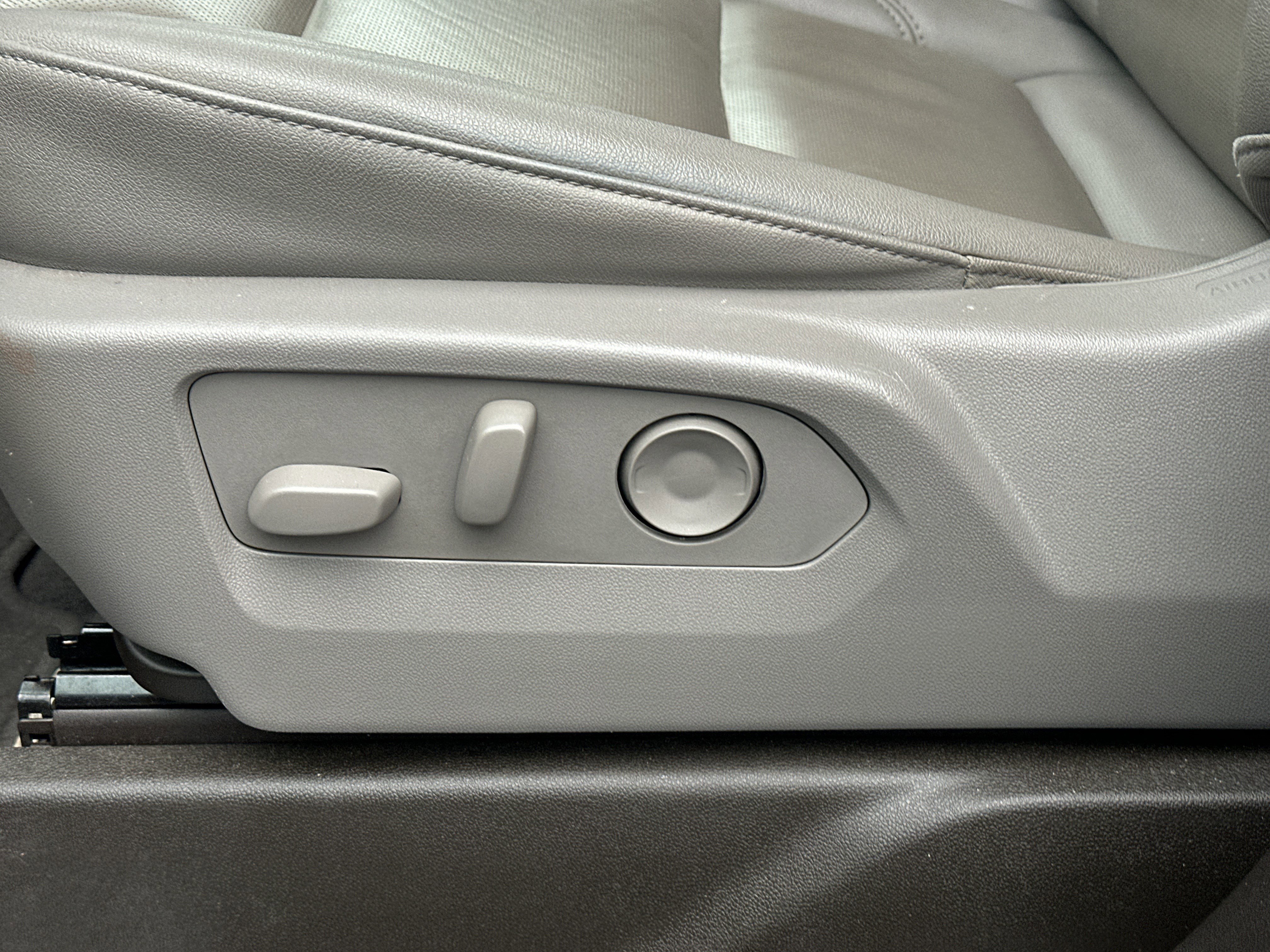 Certified 2025 GMC Sierra 1500 SLT image 10