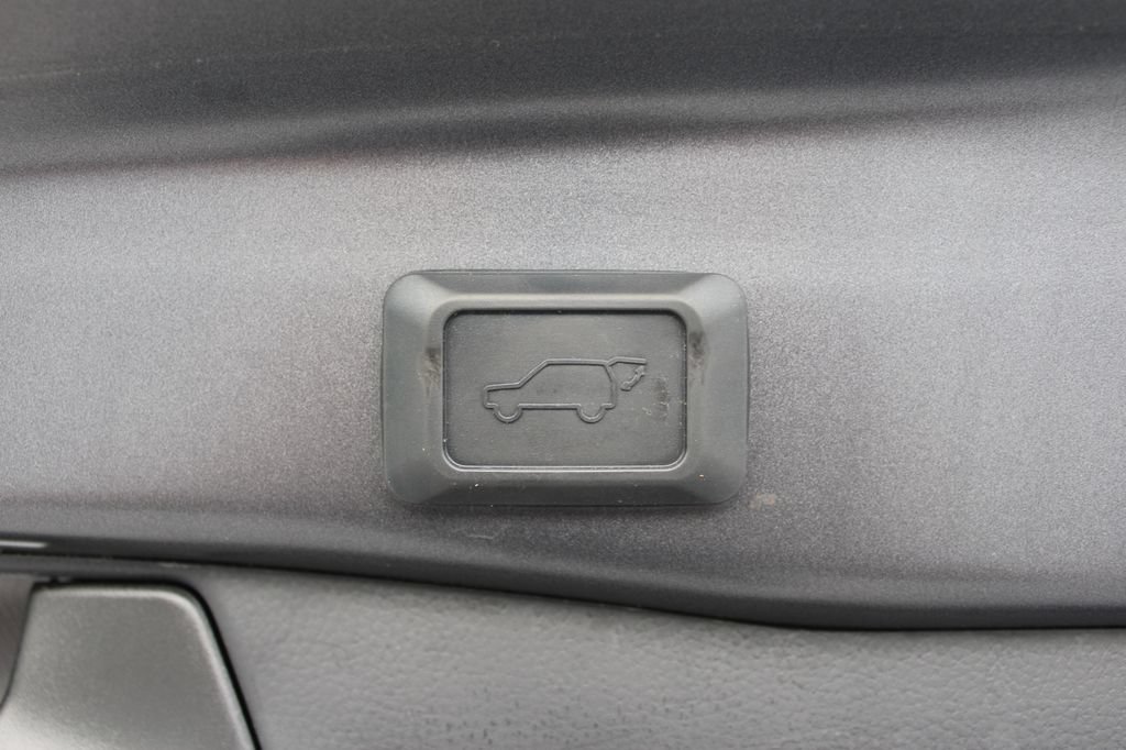 Used 2021 Toyota RAV4 XLE Premium AWD/4WD image 35