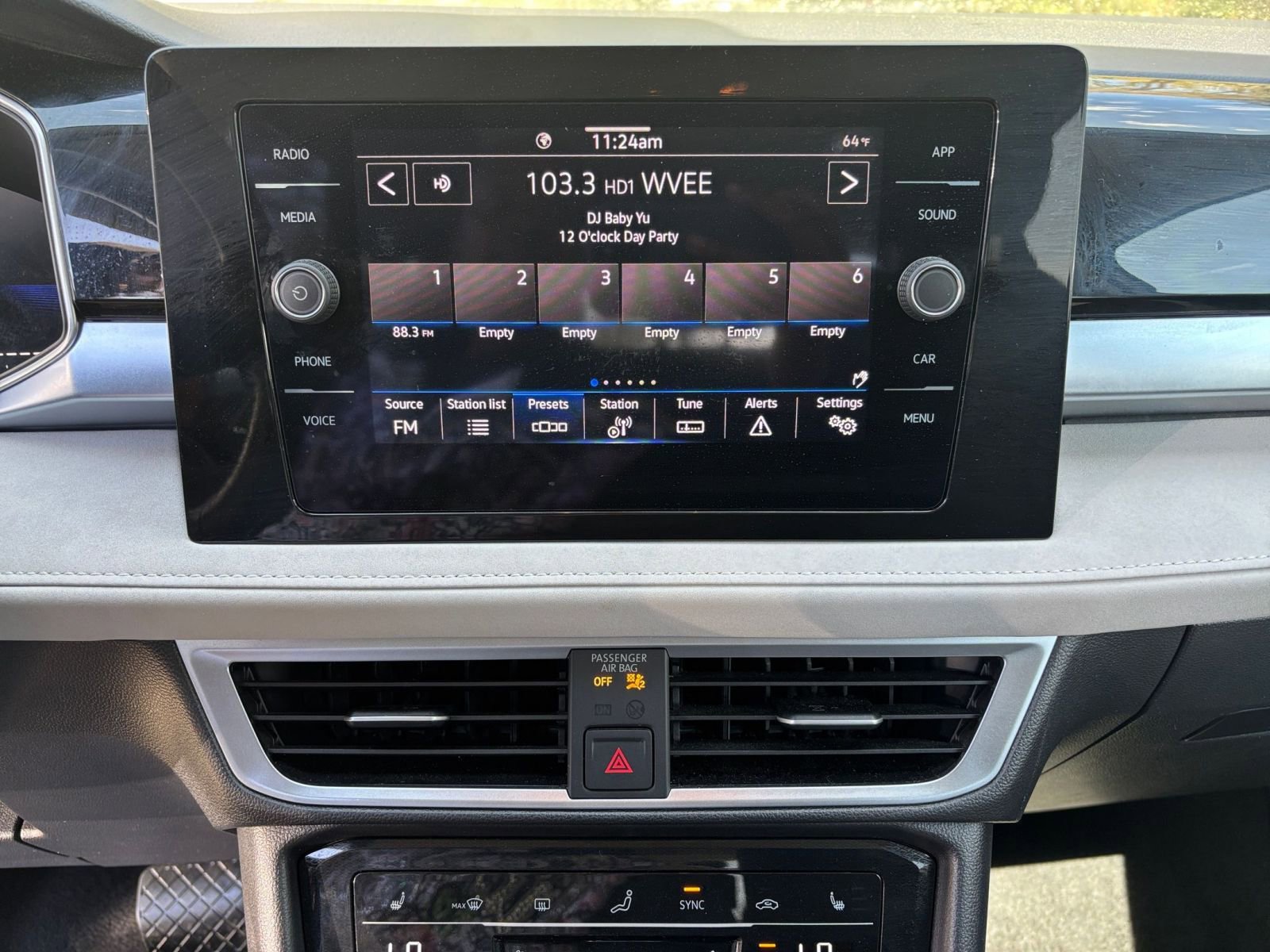 Used 2025 Volkswagen Taos SE image 17