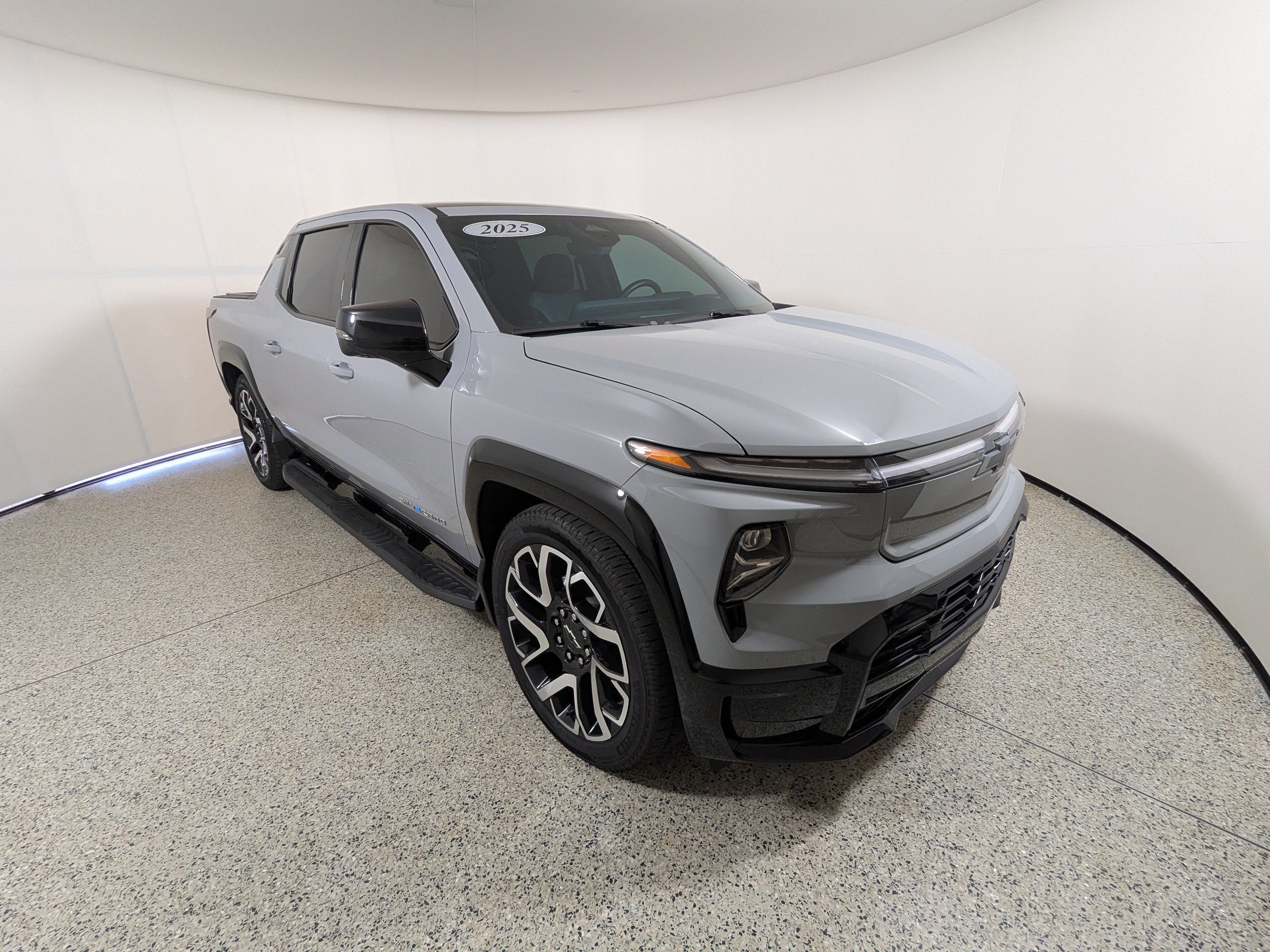 Used 2025 Chevrolet Silverado EV RST AWD/4WD image 1