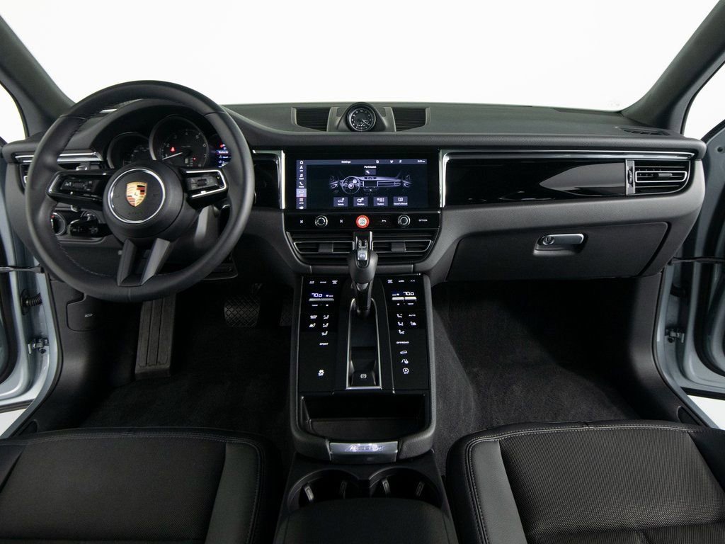 Certified 2025 Porsche Macan image 31