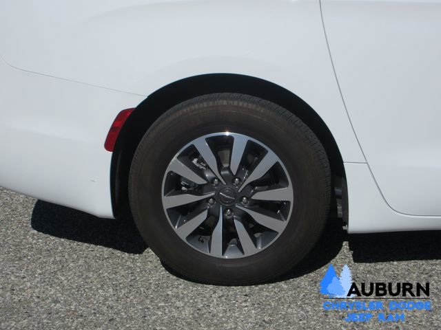 Used 2022 Chrysler Pacifica Touring-L image 3