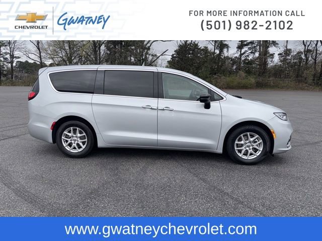 Used 2024 Chrysler Pacifica Touring-L image 4