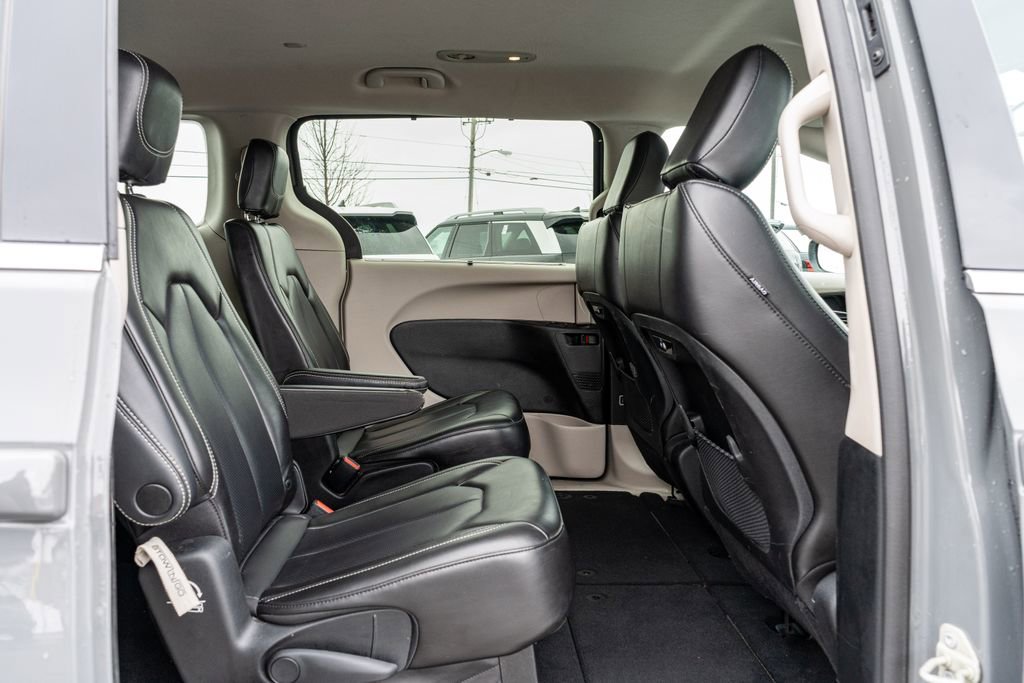 Used 2023 Chrysler Pacifica Touring-L image 19