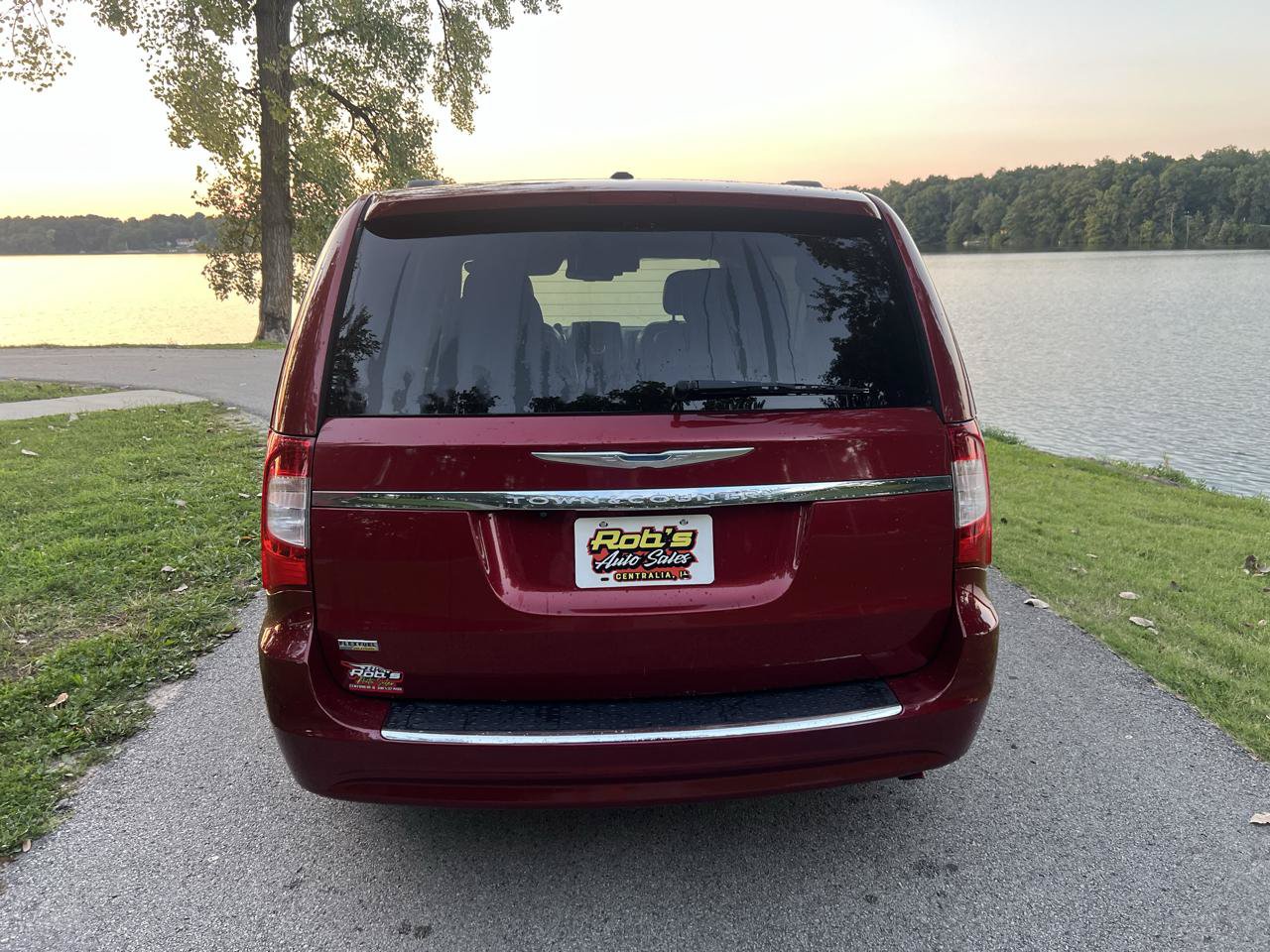 Used 2013 Chrysler Town & Country Touring FWD image 6