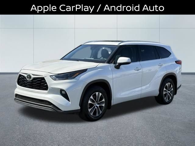 Used 2021 Toyota Highlander XLE AWD/4WD image 7