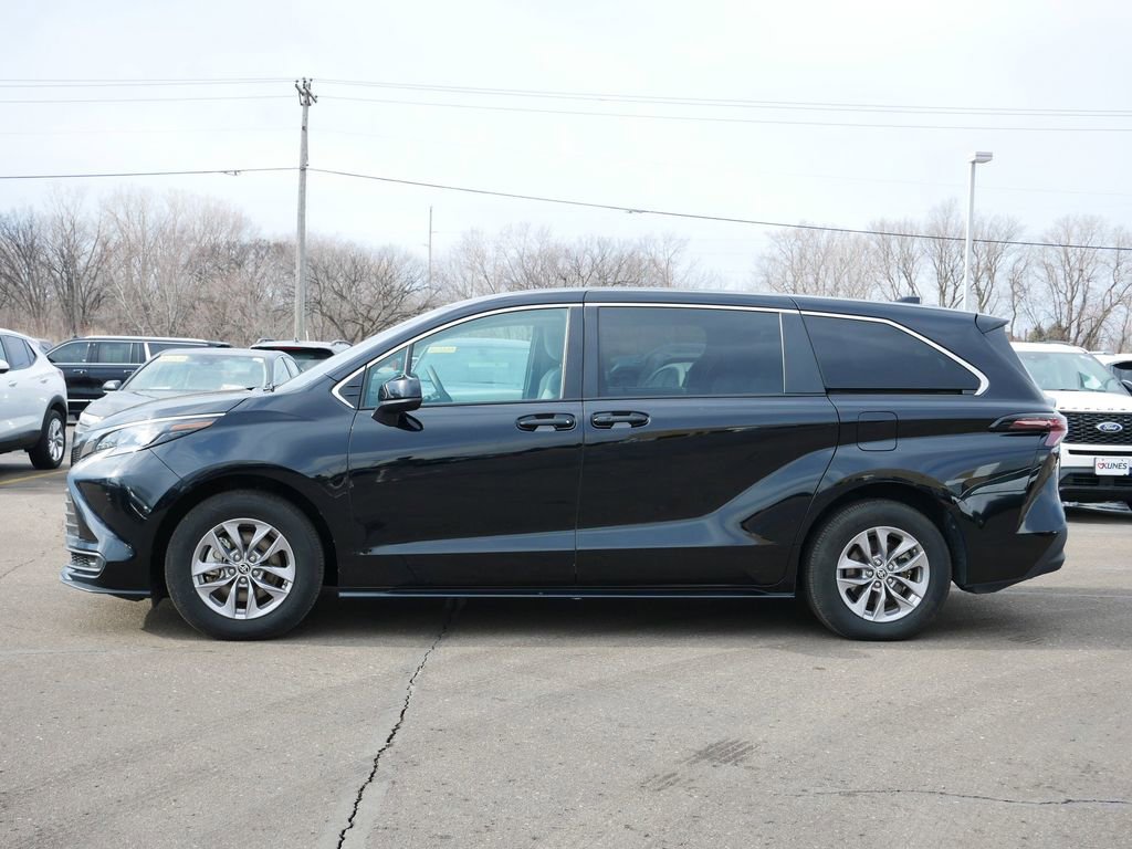 Used 2025 Toyota Sienna LE FWD image 6