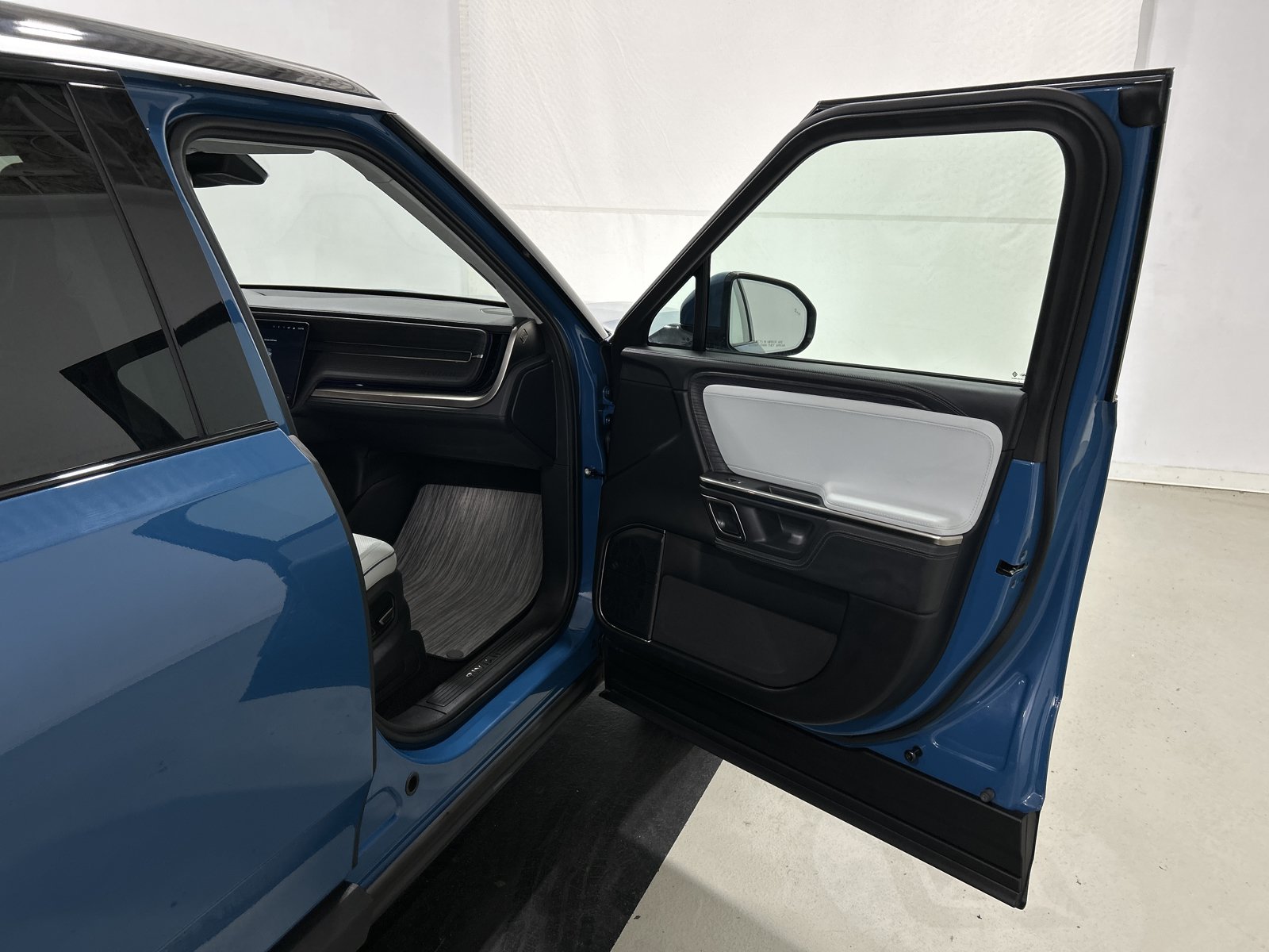 Used 2024 Rivian R1S Adventure AWD/4WD image 18