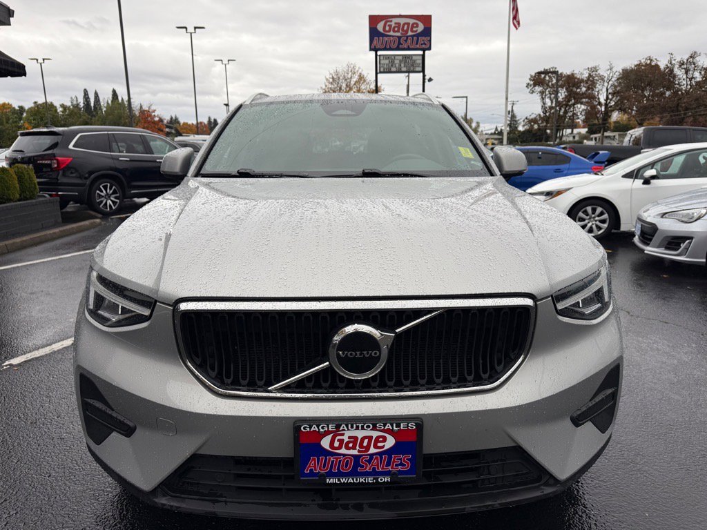 Used 2023 Volvo XC40 B5 Core image 11