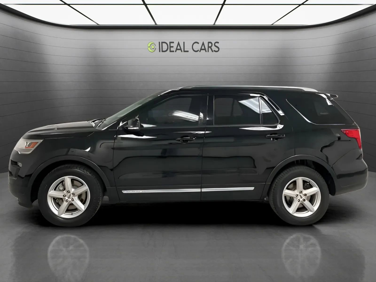 Used 2018 Ford Explorer XLT w/ Equipment Group 201A FWD image 8