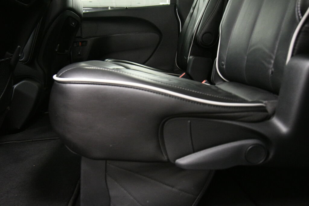 Used 2025 Chrysler Pacifica Limited FWD image 23