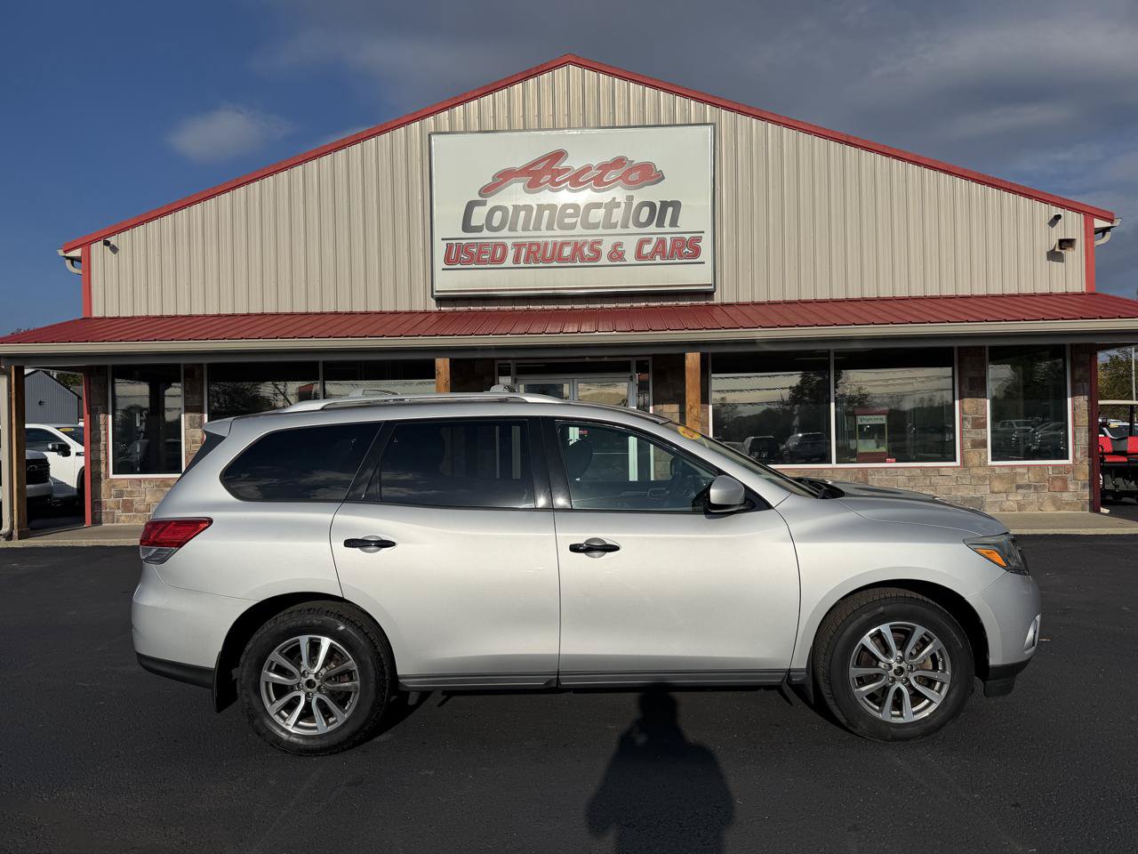 Used 2013 Nissan Pathfinder SV AWD/4WD image 3