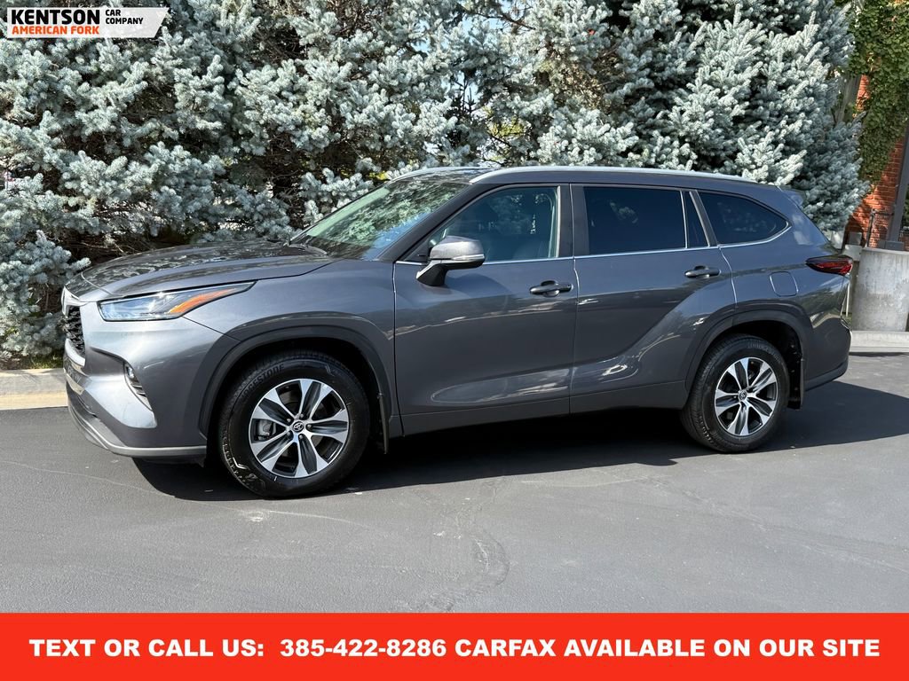 Used 2025 Toyota Highlander XLE image 1