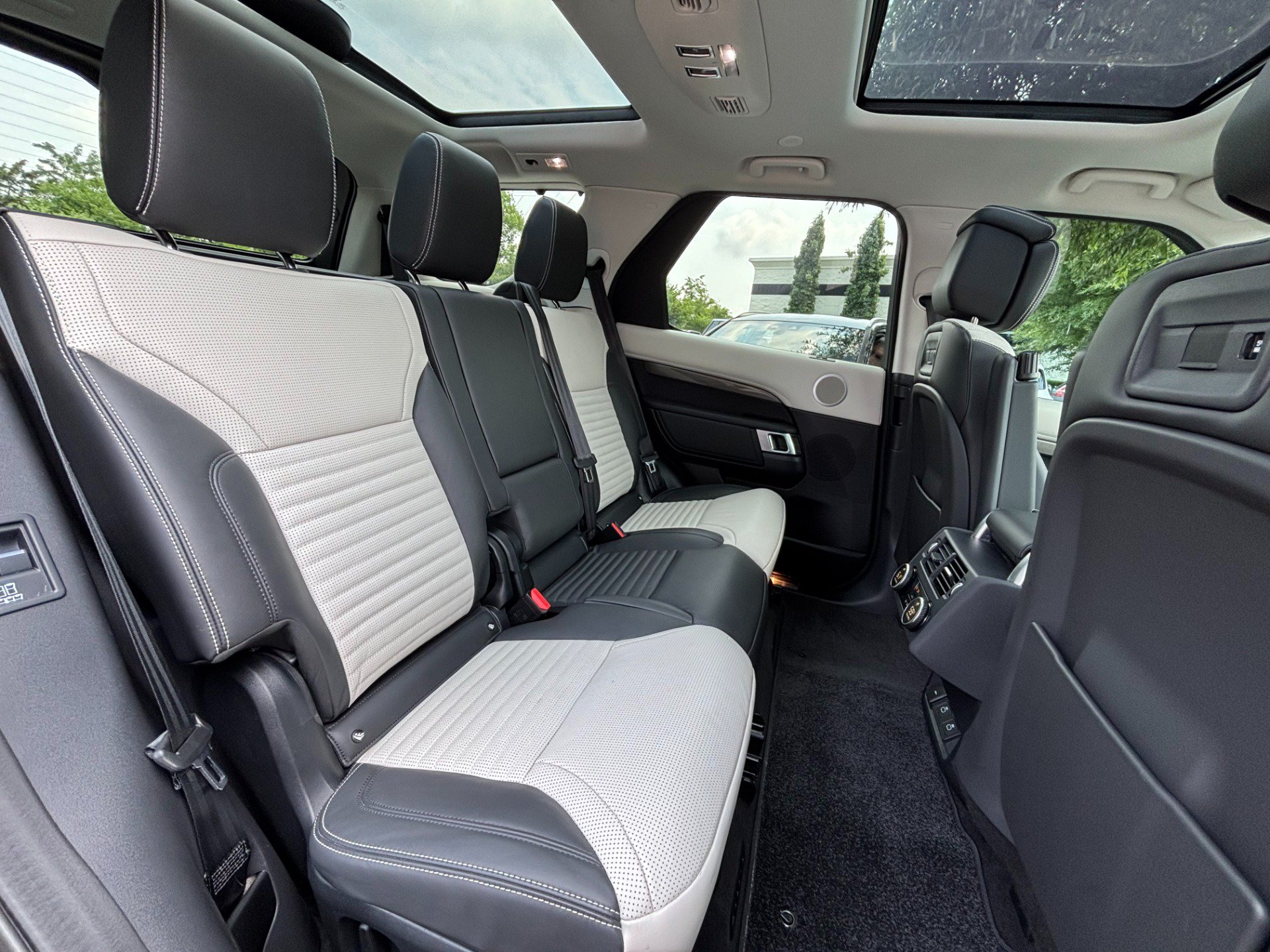 Used 2025 Land Rover Discovery Metropolitan Edition AWD/4WD image 24