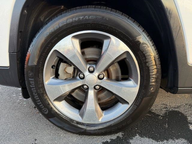 Used 2019 Jeep Cherokee Limited w/ Luxury Group image 25