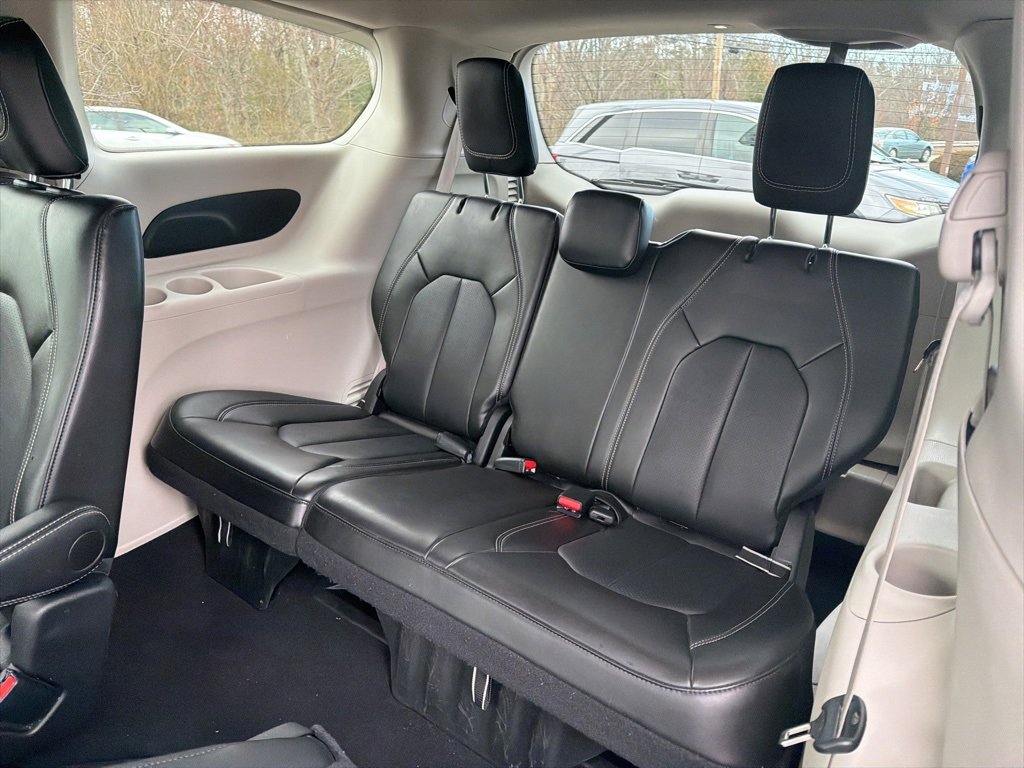 Used 2024 Chrysler Pacifica Touring-L image 11