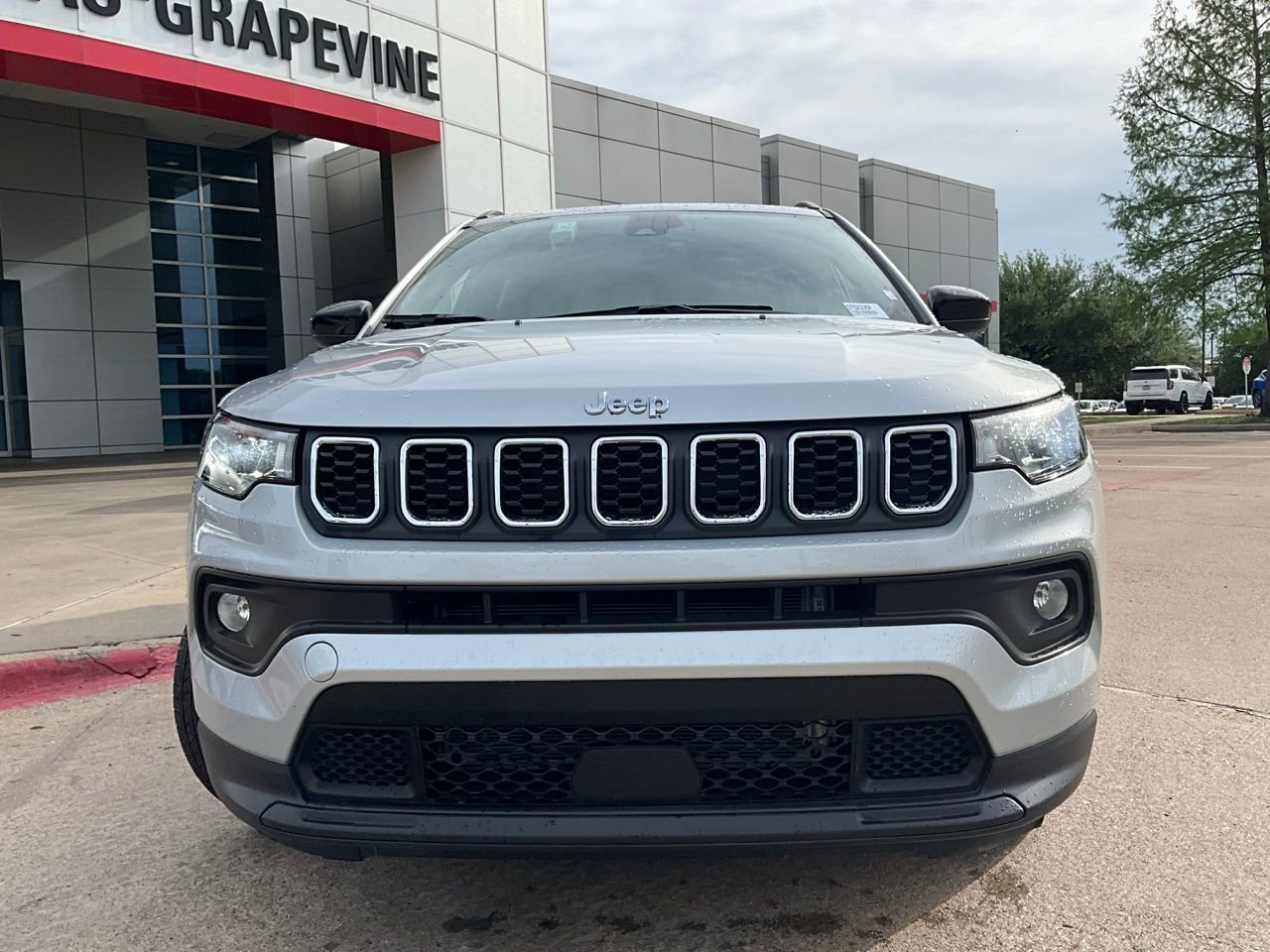 Used 2025 Jeep Compass Latitude AWD/4WD image 3
