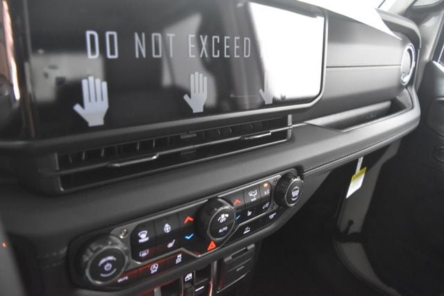 New 2025 Jeep Gladiator Sport AWD/4WD image 13