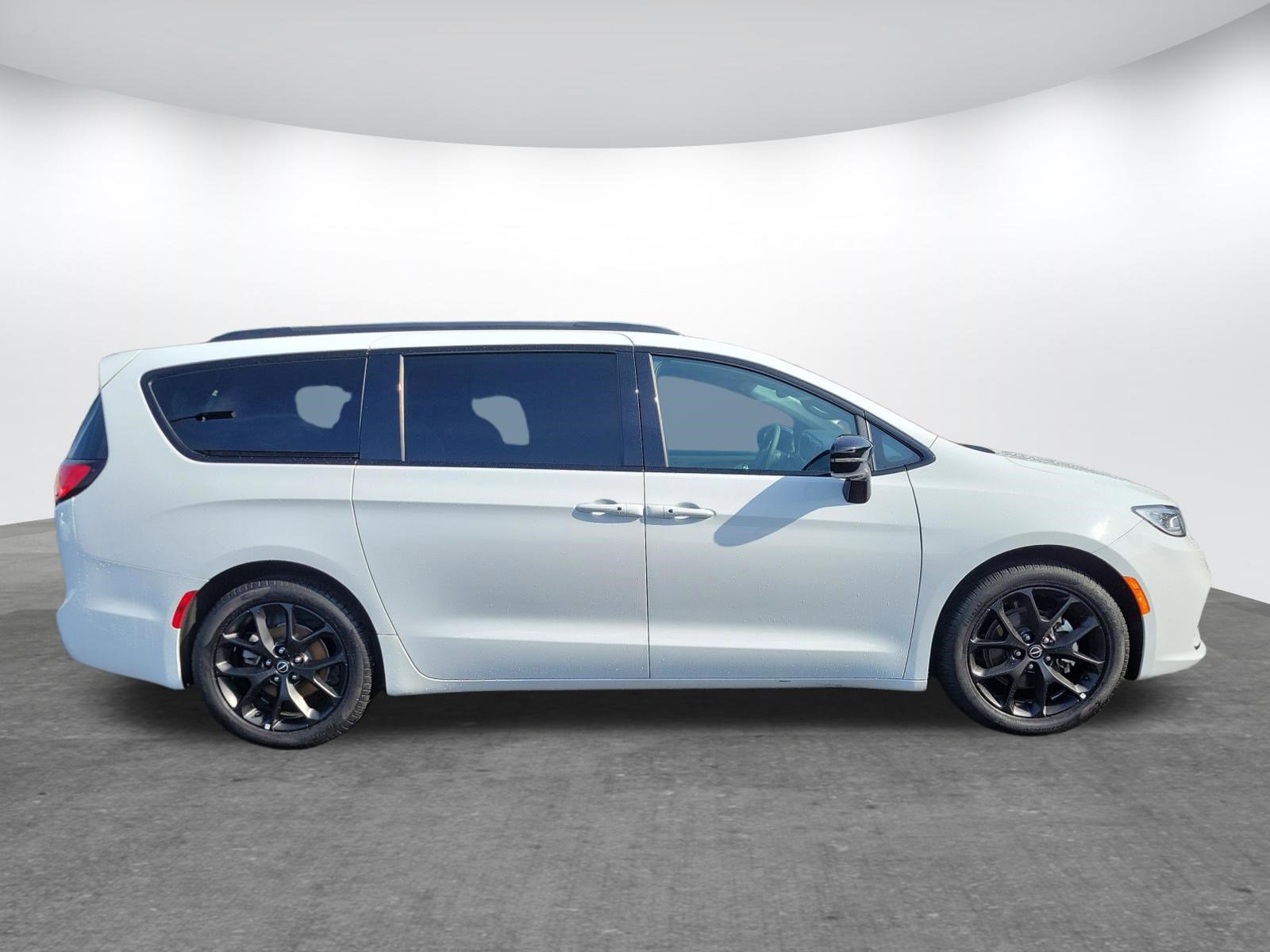 Used 2025 Chrysler Pacifica Limited FWD video 2