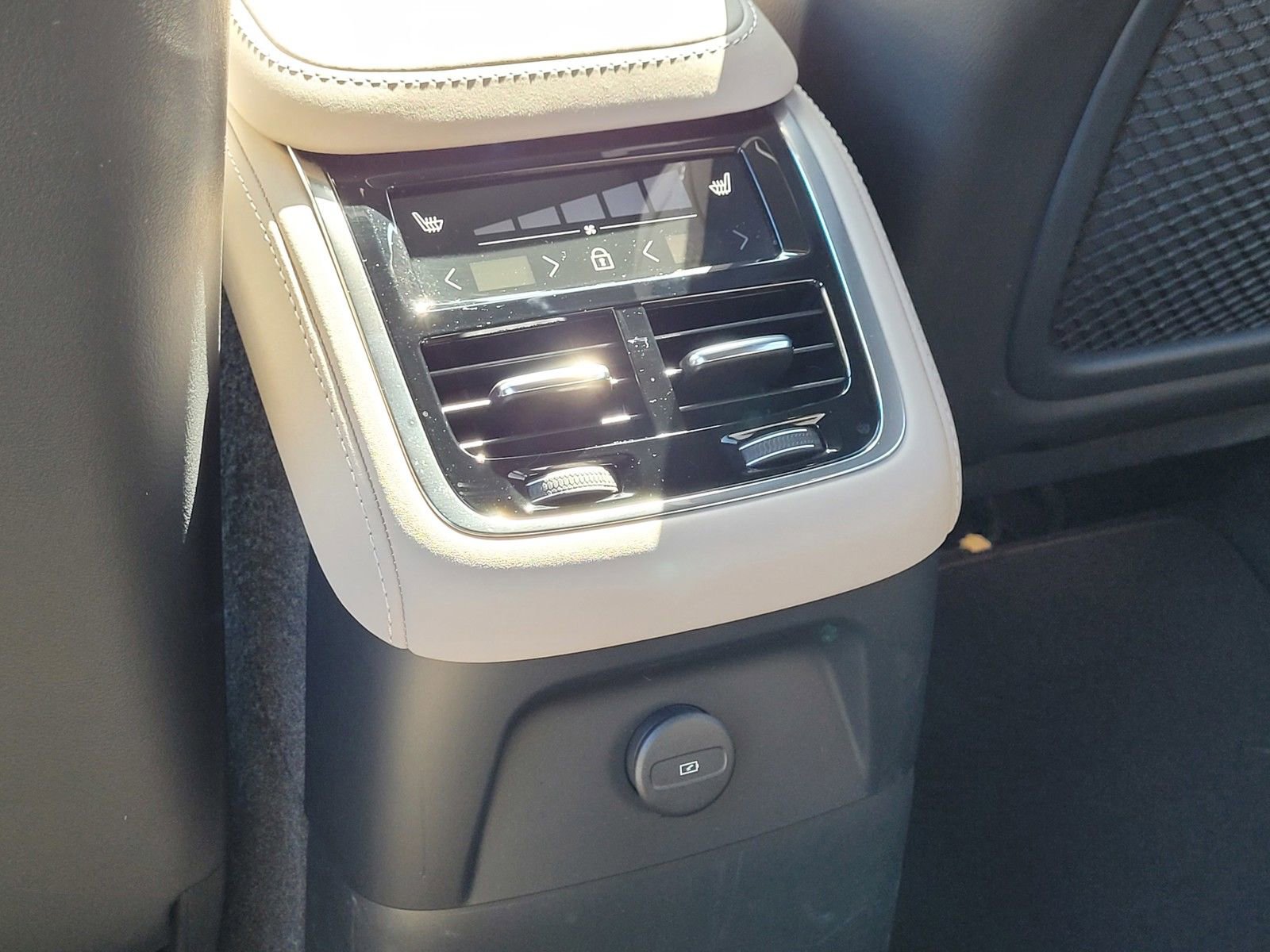 Certified 2025 Volvo XC90 T8 Plus image 11