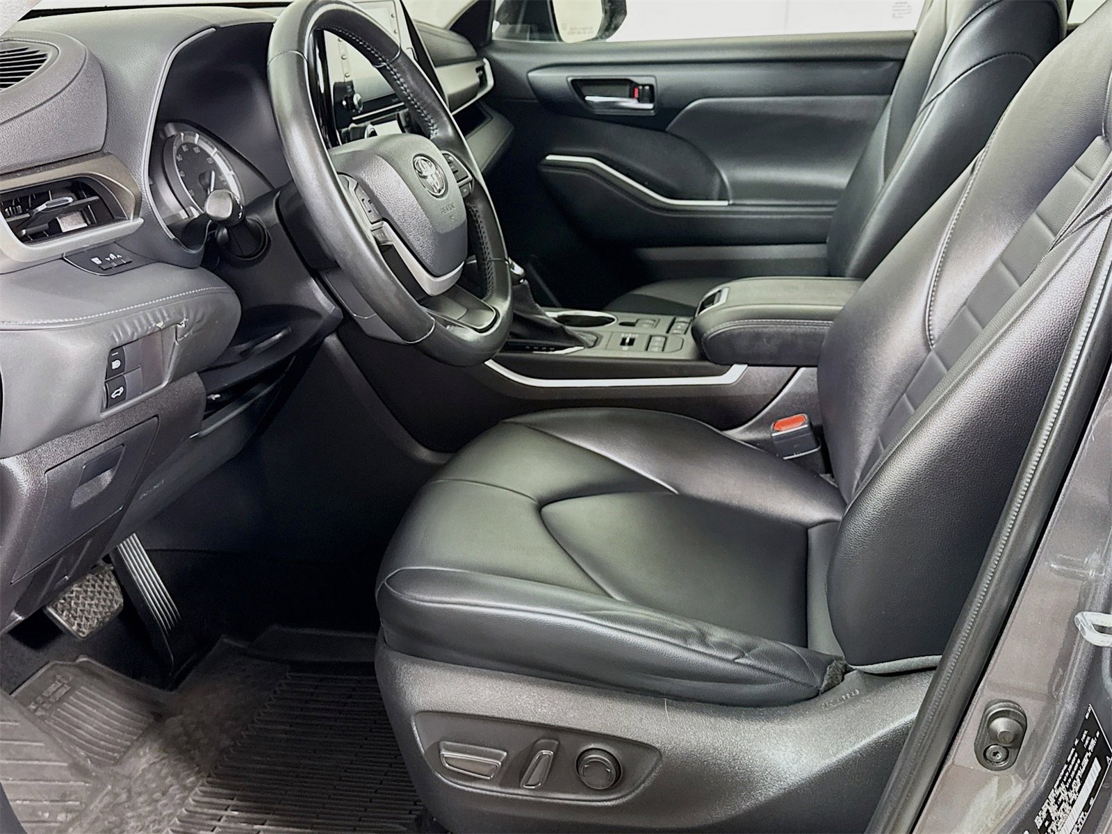 Used 2022 Toyota Highlander XLE image 13