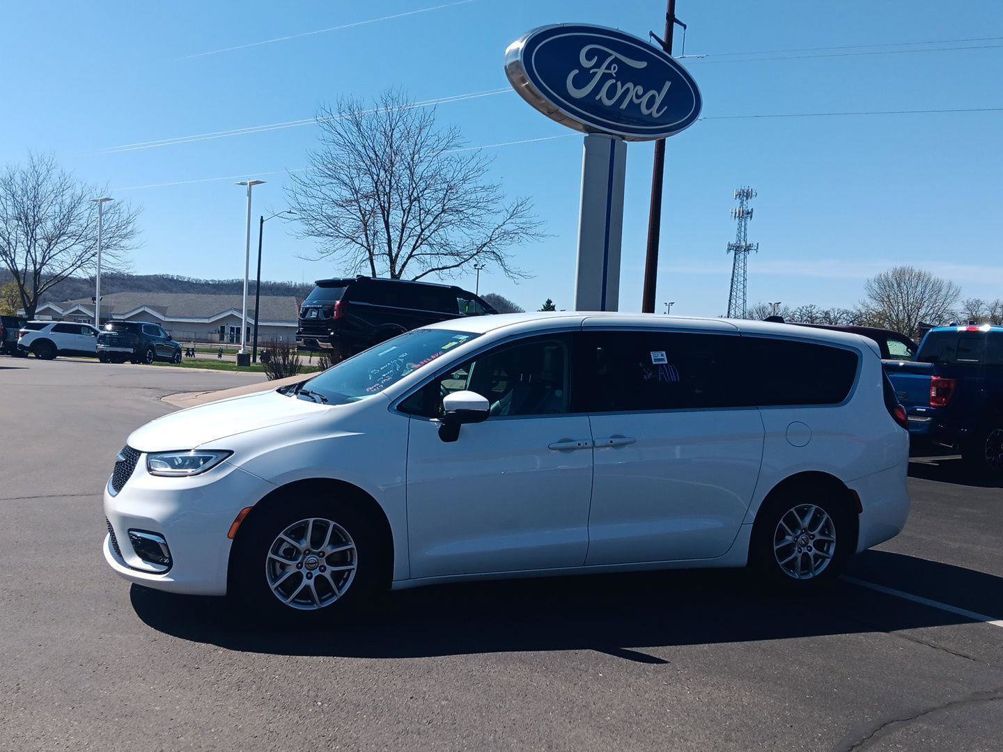 Used 2023 Chrysler Pacifica Touring-L FWD image 9