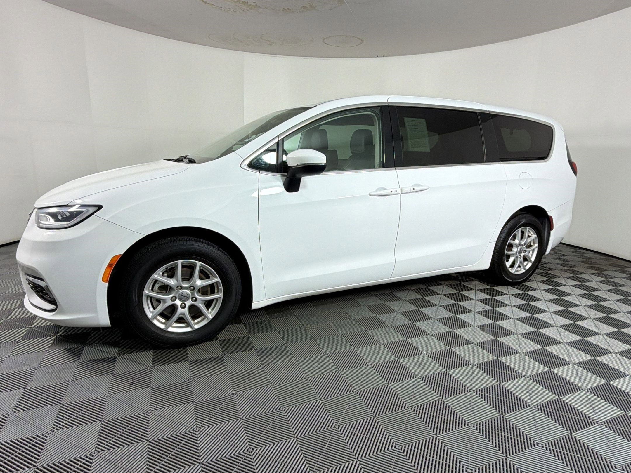 Used 2023 Chrysler Pacifica Touring-L FWD image 20