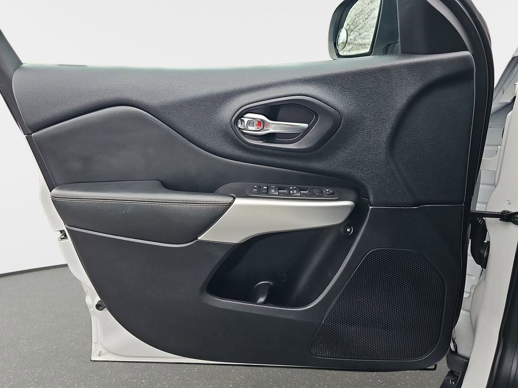 Used 2018 Jeep Cherokee Latitude Plus image 29