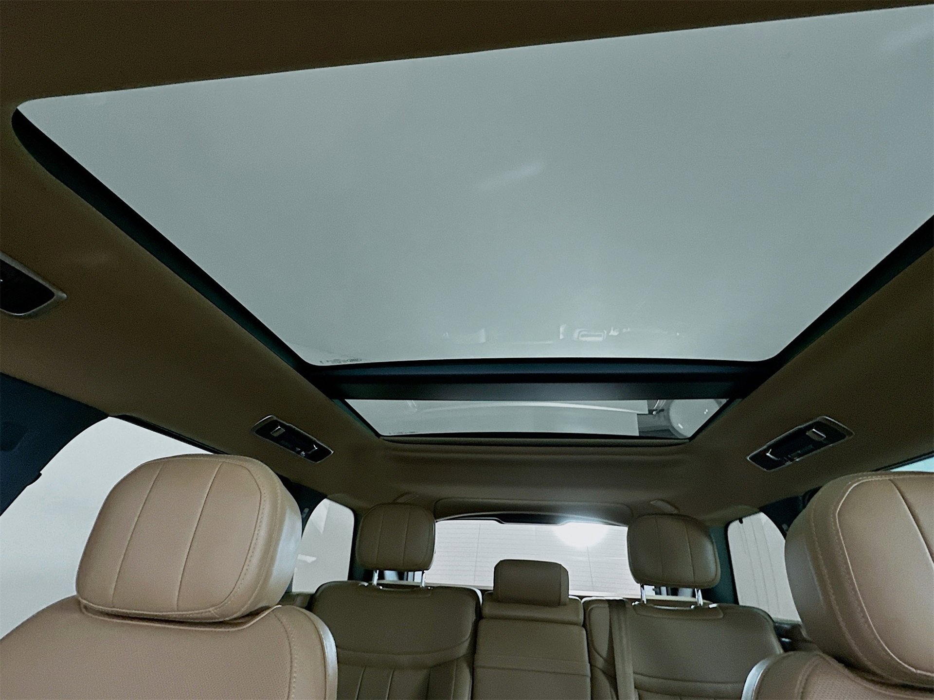 Used 2025 Land Rover Range Rover SE image 23