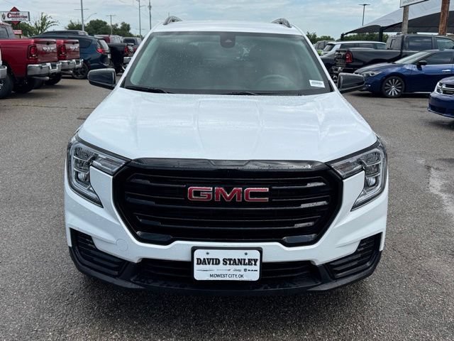 Used 2024 GMC Terrain SLE w/ Driver Convenience Package FWD image 2