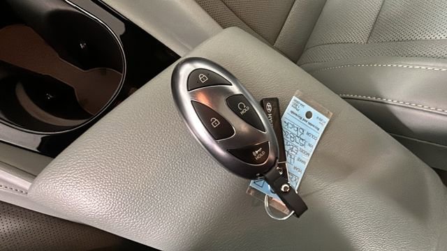 Certified 2025 Hyundai Elantra Limited FWD image 22