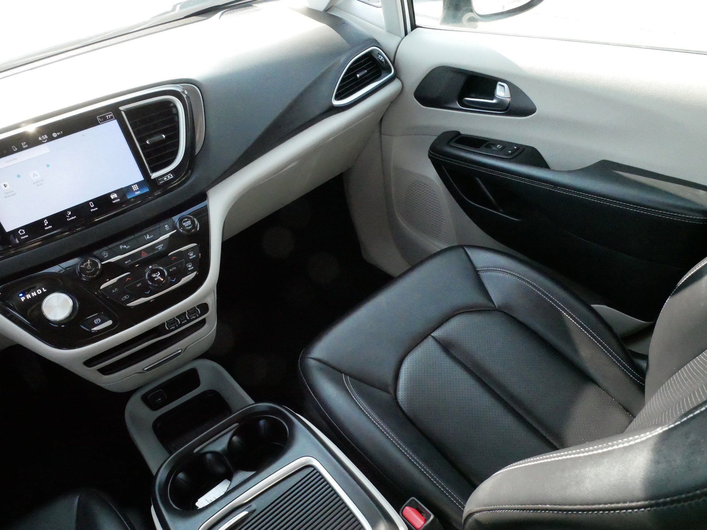 Used 2024 Chrysler Pacifica Touring-L image 11